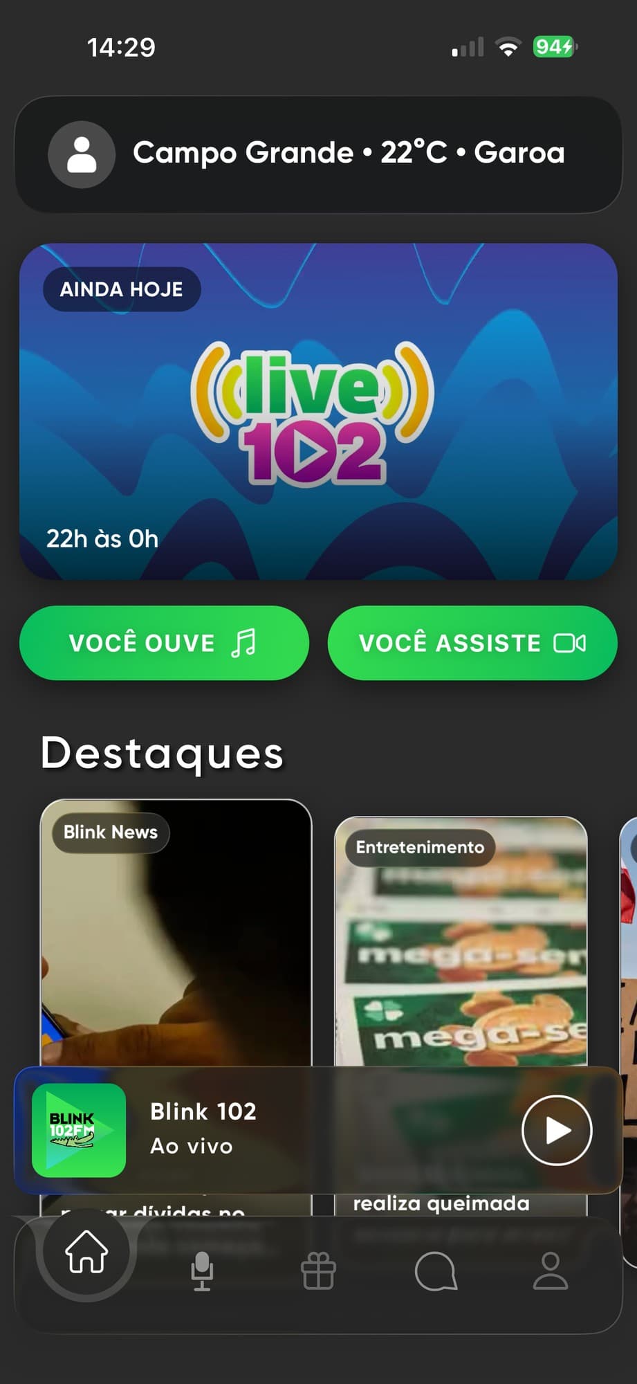 Tela inicial do app: capa com o próximo programa, botões Você ouve e Você assiste e os destaques de notícias.