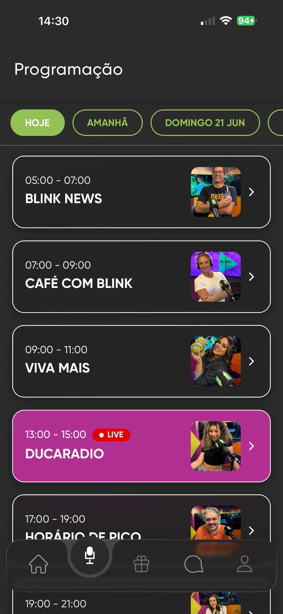 Programação do dia: horários, nomes dos programas, fotos dos locutores e o programa ao vivo marcado.